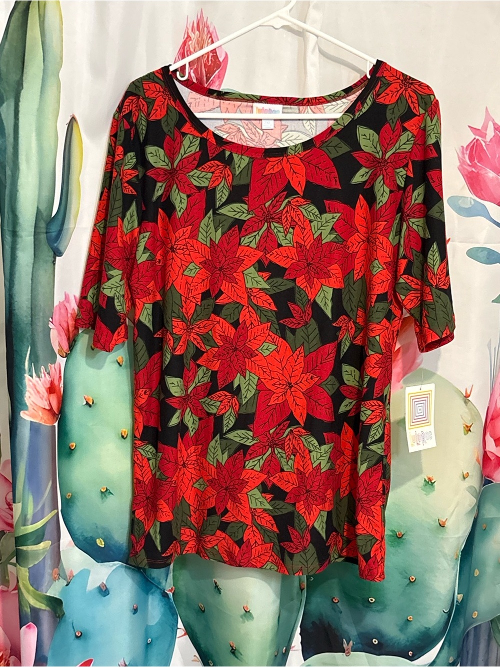 LuLaRoe Women 2XL Black Red Green Floral Christmas Scoop Neck T-Shirt Poncietta